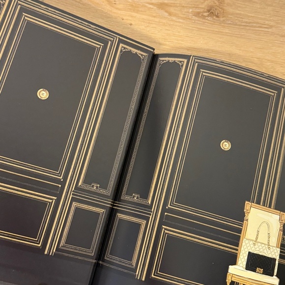 COCO CHANEL Fashion Book
Coco Chanel:The Illustrated World of a Fashion Icon - Picture 6 of 10